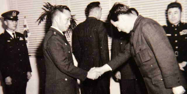 김종필 전 국무총리는 5·16 군사 정변에 참여하며 정치계에 입문했다. 사진은 1962년 1월1일 새해를 맞아 최고회의 의장실을 찾은 당시 중앙정보부장이었던 김 전 총리(오른쪽)가 박정희 전 대통령에게 신년 인사를 하는 모습. /사진=뉴스1(운정김종필기념사업회 김종필 화보집)