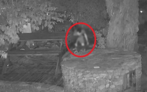 비비탄을 쏴 남의 집 개를 죽음에 이르게 한 군인의 부모가 피해자에게 찾아와 욕설하며 협박까지 한 사실이 알려졌다. 사진은 경남 거제 한 식당에서 20대 남성이 마당에 묶인 강아지를 향해 비비탄 총알을 발사하는 모습. /사진=유튜브 채널 '멍멍이삼촌과 동행 반려견행동교정' 캡처