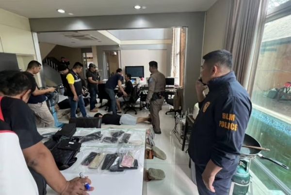 태국에서 온라인 사기를 벌이던 한국인 사기단이 붙잡혔다. 파탸야 한 고급 풀빌라를 급습한 태국 경찰의 모습. /사진=방콕포스트 공식 SNS 캡처