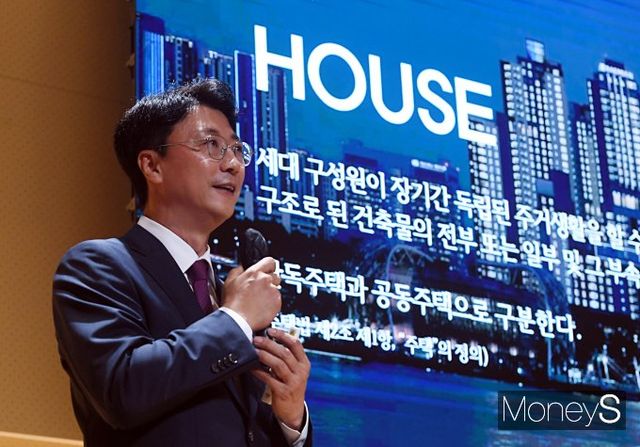 새 정부가 주택 공급 확대를 부동산 정책의 핵심 기조로 내세운 가운데 서울의 유일한 공급 방식이 된 정비사업(재개발·재건축) 투자에 관심이 집중된다. 사진은 김주영 삼성물산 주택영업전략팀장(상무)이 주제 발표하는 모습. /사진=장동규 기자