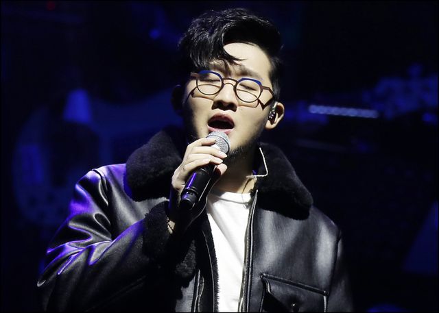 그룹 어반자카파 멤버 박용인이 김치 판매로 행정처분을 받았다. 사진은 2018년 11월 서울 서대문구 이화여자대학교 삼성홀에서 진행된 정규 5집 앨범 '05' 발매 기념 쇼케이스에 참석한 그룹 어반자마파 멤버 박용인. /사진=머니투데이