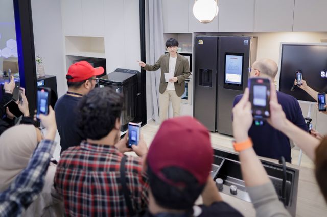 지난 20일 태국 방콕에서 열린 동남아 테크 세미나에서 참석자들이 삼성전자 AI 홈에 대한 시연을 살펴보고 있다. / 사진=삼성전자