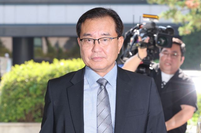 채 상병 사건을 수사 중인 특별검사팀이 윤석열 전 대통령의 사저 옆 빌딩에 사무실을 차렸다. 사진은 23일 서울 서초구 서초동 사무실로 출근 중인 이명현 특별검사의 모습. /사진=뉴시스