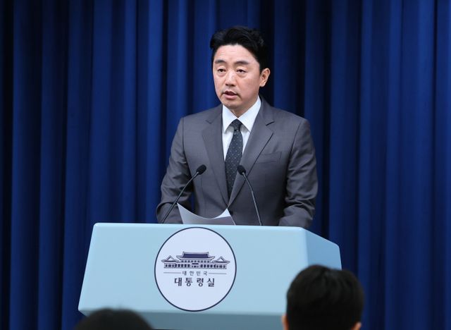 이재명 대통령이 23일 11개 부처 장관 후보자를 발표했다. 사진은 강훈식 대통령실 비서실장이 23일 서울 용산 대통령실에서 이 대통령의 11개 부처 장관 후보자 지명 관련 브리핑을 하는 모습. /사진=뉴시스