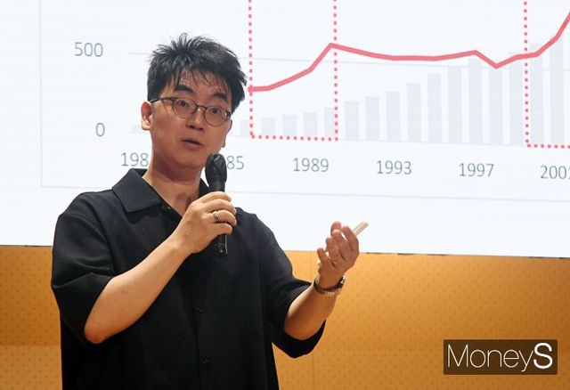 채상욱 커넥티드그라운드 대표가 제19회 머니톡콘서트 '불확실성 시대를 넘어, 부동산 정책과 트렌드'에서 '부동산 시장을 읽는 새로운 시선과 대응'을 주제로 발표하고 있다. /사진=장동규 기자