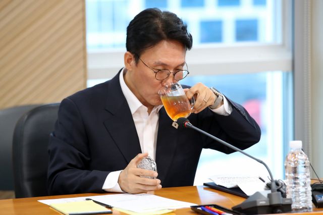 김민석 국무총리 후보자에 대한 국회 인사청문특별위원회가 24일 서울 여의도 국회에서 진행된다. 사진은 지난 20일 김민석 국무총리 후보가 대구 수성구 대구디지털혁신진흥원에서 열린 AX 연구거점 조성을 위한 경청 간담회에서 차를 마시고 있는 모습. /사진=뉴시스