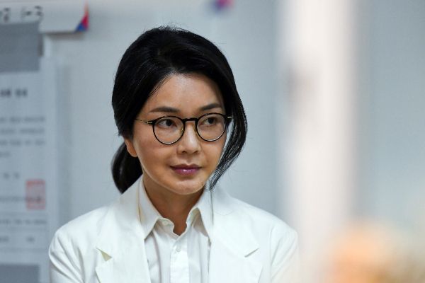 김건희 여사가 검찰의 소환 통보에 또 다시 불응했다. 사진은 김건희 여사가 서울 서초구 원명초등학교에 마련된 서초구 제3투표소를 찾은 모습. /사진=뉴스1