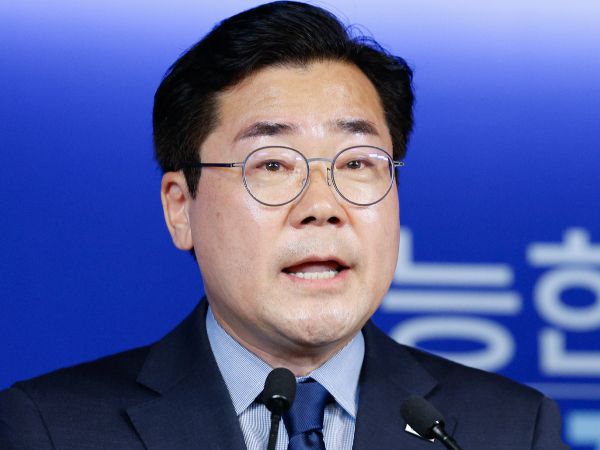 박찬대 더불어민주당 의원이 당 대표 출마를 선언했다. 사진은 박찬대 더불어민주당 의원이 23일 오전 서울 여의도 당사에서 당대표 출마 선언 기자회견을 하던 중 "지금까지는 이재명이 박찬대의 곁을 지켜줬다면, 이제부터는 박찬대가 이재명의 곁을 지켜야 한다고 다짐했다"고 발언하며 울먹이고 있는 모습. /사진=뉴스1