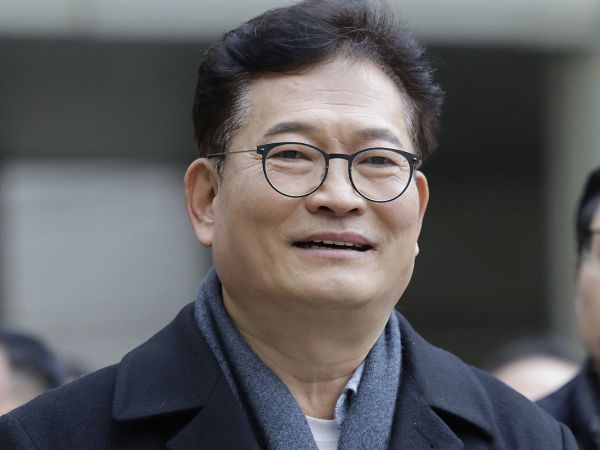 송영길 소나무당 대표가 보석으로 풀려난다. 사진은 송영길 소나무당 대표가 지난 1월8일 서울 서초구 서울중앙지방법원에서 열린 '더불어민주당 전당대회 돈봉투' 의혹 선고기일에 출석하며 취재진 질문에 답변하고 있는 모습. /사진=뉴시스