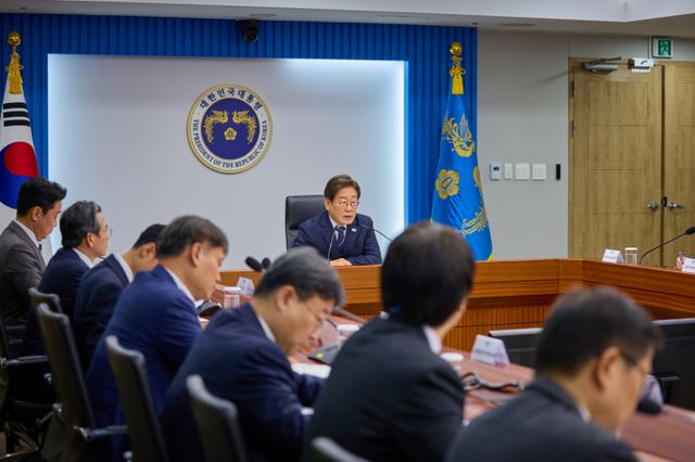 이재명 대통령이 중동발 정세 블안 등으로 국제유가가 급등하자 지난 23일 수석보좌관 회의에서 전부처에 비상 대응 체계를 주문했다. 사진은 지난 23일 이재명 대통령이 서울 용산구 대통령실 청사에서 열린 제1차 수석보좌관회의에서 발언하고 있는 모습. /사진=뉴시스(대통령실 제공)