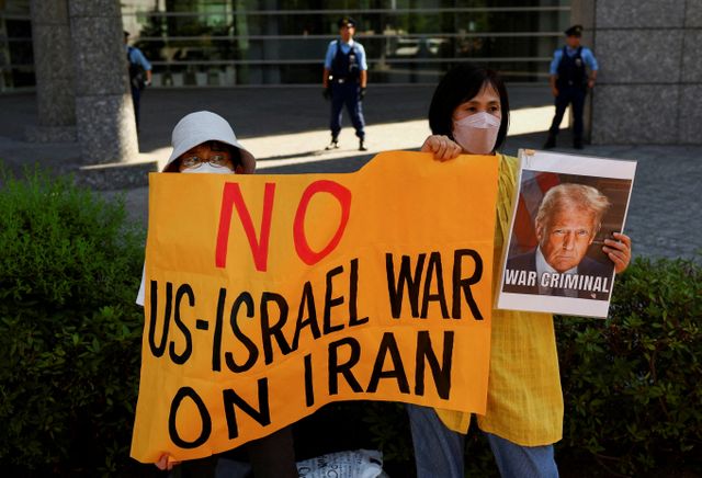 지난 23일(이하 현지시각) 로이터통신은 이란 고위 관계자를 인용해 미국이 제안하고 카타르가 중재한 이스라엘과의 휴전에 동의했다고 보도했다. 사진은 지난 22일 도쿄 주재 미국 대사관 근처에서 이란 핵시설에 대한 미국의 공격을 비난하는 집회를 연 시위대 모습. /사진=로이터