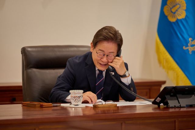 이재명 대통령이 23일 안와르 이브라힘 말레이시아 총리와 첫 통화를 하고 양국의 우호협력을 다졌다. 이재명 대통령이 23일 서울 용산구 대통령실 청사 집무실에서 안와르 이브라힘 말레이시아 총리와 전화 통화를 하고 있다. /사진=뉴시스(대통령실 제공)