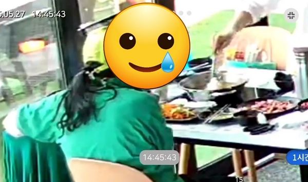 무한리필 샤부샤부 식당을 운영하는 자영업자가 구운 고기를 몰래 담아가는 손님 때문에 골머리를 앓는다며 하소연했다. 사진은 경기 한 무한리필 샤부샤부 식당에서 음식을 몰래 챙긴 모녀의 모습. /사진=온라인커뮤니티 캡처