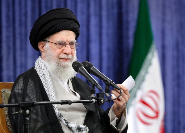아야톨리 알리 하메네이 이란 최고지도자가 지난 23일(현지시각) 카타르 내 미군기지에 보복 공격을 가한 뒤 "이란은 누구에게도 굴복하지 않을 것"이라고 SNS에 글을 게시했다. 사진은 지난달 20일 이란 최고 지도자 아야톨라 알리 하메네이가 이란 테헤란에서 열린 회의에서 연설하고 있는 모습. /사진=로이터