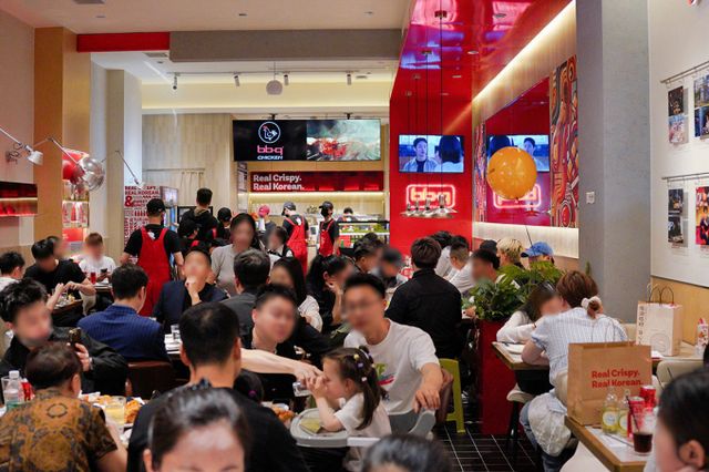 BBQ가 중국 청두에 첫 매장을 오픈했다. 사진은 중국 현지인과 관광객들이 'BBQ 빌리지 청두 동쟈오지이점'에서 BBQ 치킨을 즐기고 있는 모습. /사진=제너시스BBQ 그룹