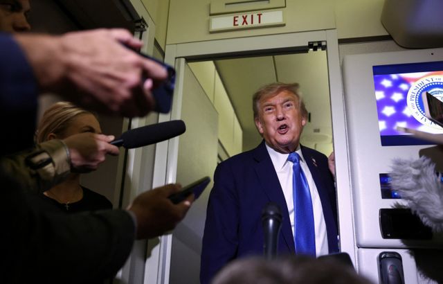 도널드 트럼프 미국 대통령이 지난 17일(현지시간) 캐나다에서 열린 주요 7개국(G7) 정상회의에서 대통령 전용기 에어포스원을 타고 워싱턴으로 조기 귀국하고 있다. /사진=로이터