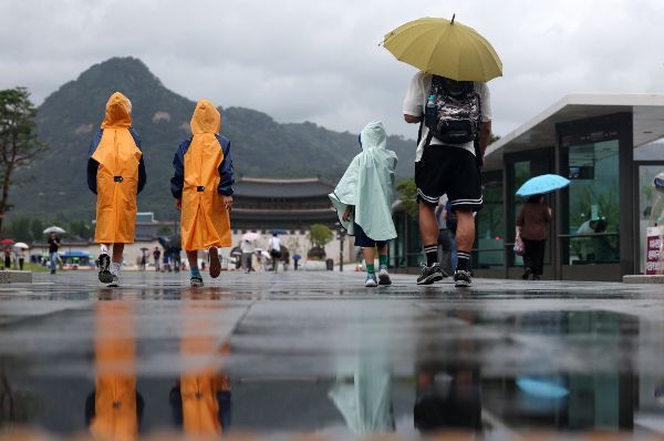 오는 24일은 저국 곳곳에 다시 비가 내리겠다. 사진은 장마가 시작된 지난 20일 오전 서울 광화문광장에서 우산과 비옷을 입은 한 가족이 이동하고 있는 모습. /사진=뉴시스