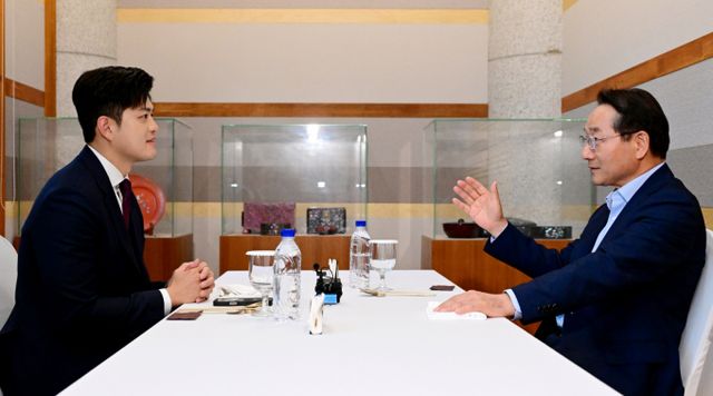 김용태 국민의힘 비상대책위원장이 23일 강원 춘천시 강원도청을 찾아 김진태 강원지사와 회동한다. 사진은 지난 22일 김용태 국민의힘 비상대책위원장(오른쪽)과 유정복 인천시장이 인천 연수구 경원재 바이 워커힐 영빈관에서 회동한 모습. /사진=뉴시스