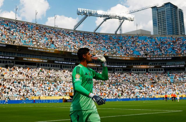 10명이 싸운 레알 마드리드가 파추카를 꺾고 클럽월드컵 첫 승리를 거뒀다. 사진은 23일(한국시각) 미국 노스캐롤라이나주 샬럿 뱅크 오브 아메리카 스타디움에서 열린 파추카(멕시코)와의 2025 국제축구연맹(FIFA) 클럽월드컵 H조 조별리그에 출전해 맹활약한 티보 쿠르투와의 모습. /사진=로이터
