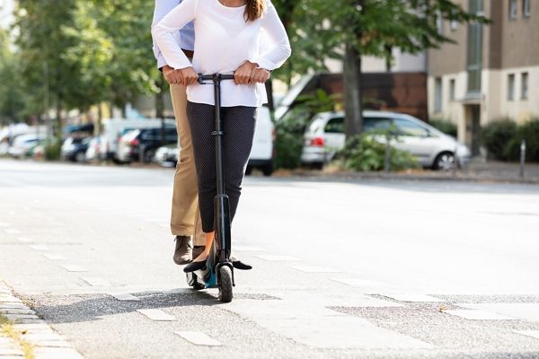 무면허로 헬멧을 착용하지 않고 전동킥보드를 타던 10대가 경찰 단속 과정에서 심하게 다쳐 과잉 대응 논란이 일고 있다. 사진은 기사 내용과 직접적인 관련이 없음. /사진=클립아트코리아