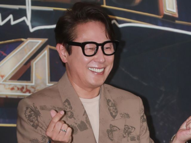 가수 윤종신이 10년 전 15억원에 매입한 서울 용산구 한남동 건물을 10년 만에 55억원에 팔았다. 사진은 지난 2023년 3월 서울 마포구 스탠포드호텔에서 진행된 JTBC 예능 '팬텀싱어4' 제작발표회에 참석한 가수 윤종신. /사진=머니투데이