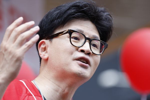 이재명 대통령이 나토 정상회의 불참을 선언하자 한동훈 전 국민의힘 대표가 비판을 내놨다. 사진은 한동훈 국민의힘 전 대표가 제21대 대통령 선거 사전투표 첫날 지지를 호소하는 모습. /사진=뉴스1