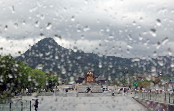 24일은 전국 곳곳에 다시 비가 내리겠다. 사진은 장마가 시작된 지난 20일 오전 서울 광화문광장 시설물 유리에 빗물이 맺혀 있는 모습. /사진=뉴시스