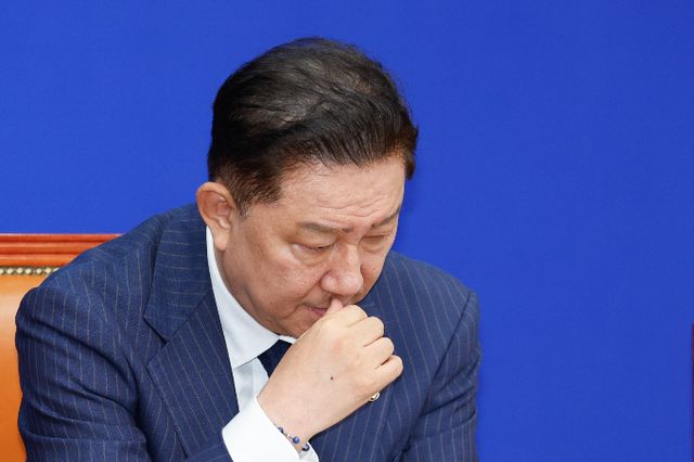 김병기 더불어민주당 당대표 직무대행 겸 원내대표는 23일 중동 위기 대응을 언급하며 2차 추경의 필요성을 재차 강조했다. 사진은 이날 오전 서울 여의도 국회에서 열린 최고위원회의에서 고민에 빠진 김 원내대표. /사진=뉴스1