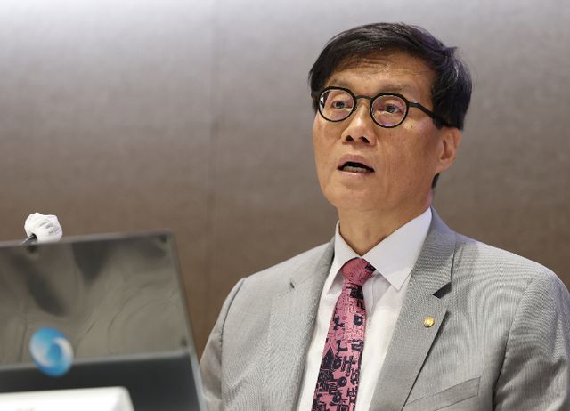이창용 한국은행 총재, 조용병 은행연합회장을 비롯해 은행장들이 23일 만나 경기 회복을 강조했다. 사진은 지난 18일 이 총재가 서울 중구 한국은행 별관 컨퍼런스홀에서 열린 물가안정목표 운영상황 점검 설명회에서 모두발언 하는 모습. /사진=뉴스1