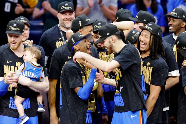 코클라호마시티 선더가 2008년 재창단 이후 첫 우승을 차지했다. 사진은 23일(한국시각) 미국 오클라호마주 오클라호마시티 페이컴 센터에서 열린 2024-25 NBA 파이널에서 우승을 차지한 오클라호마시티 선수단이 기뻐하는 모습. /사진=로이터