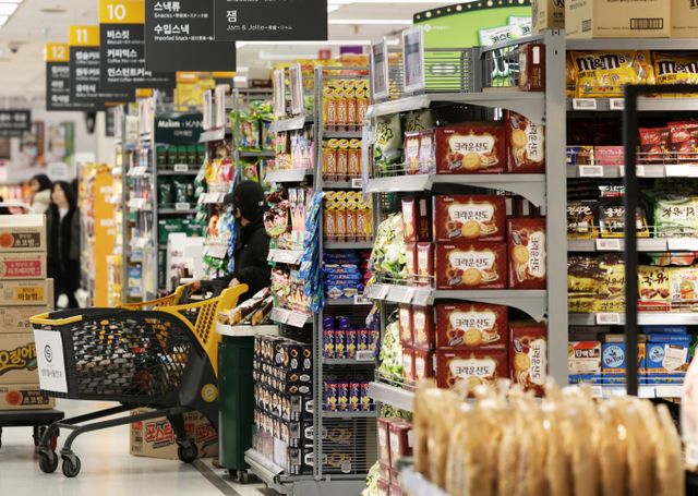 미국의 이란 공습으로 국제유가가 급등하면서 국내 유통 기업들 사이에서 물류비, 생산비, 원자재비 상승 우려가 확산되고 있다. 서울 용산구 한 대형마트에서 장을 보는 고객들. /사진=뉴스1