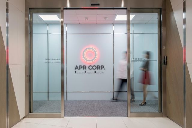 에이피알이 아마존 뷰티 카테고리 검색량에서 1위를 차지하며 자체 브랜드력을 입증했다. 23일 에이피알은 종가 기준 시가총액 5조3756억원으로 국내 뷰티업계 2위인 LG생활건강의 시총을 처음으로 넘어섰다. /사진=에이피알