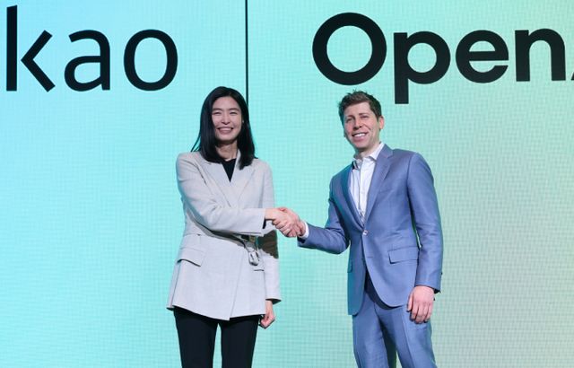 최근 급등한 카카오 주가에 이재명 정부·인공지능(AI)·코인 수혜 기대감 등이 상승 동력으로 작용한다는 분석이 나온다. 사진은 정신아 카카오 대표와 챗GPT 개발사 오픈AI의 샘 올트먼 최고경영자(CEO)가 전략적 제휴 체결 공동 기자간담회하는 모습./사진=뉴스1