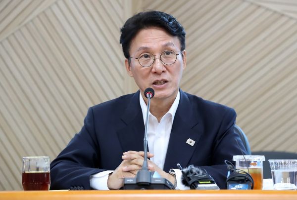 김민석 총리 후보자가 자신을 둘러싼 재산 증식 의혹에 대해 반박했다. 김민석 국무총리 후보자가 AX 연구거점 조성을 위한 경청 간담회에서 인사말을 하는 모습. /사진=뉴시스 