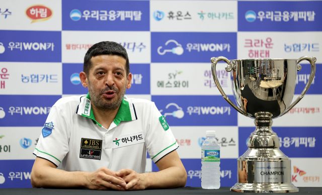 튀르키예 출신 무라트 나지 초클루가 2025-26시즌 개막 투어에서 통산 2번째 우승을 차지했다. 사진은 지난 23일 경기 고양 킨텍스 PBA스타디움에서 열린 우리금융캐피탈 PBA-LPBA 챔피언십 PBA 결승전에서 우승을 차지한 초클루의 모습. /사진=프로당구협회(PBA) 제공