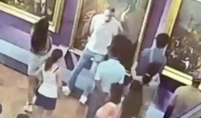 셀카를 찍던 한 남성 관광객이 이탈리아 피렌체 우피치 미술관에 전시된 작품을 훼손했다. 사진은 사진을 찍다가 작품을 훼손한 관광객의 모습이 담긴 CCTV 화면. /사진=데일리메일 홈페이지 캡처