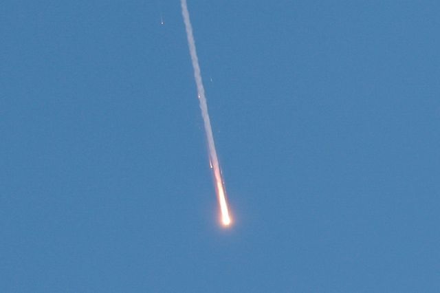 이스라엘이 휴전 후 이란이 미사일을 발사했다며 대응을 지시했다고 전했다. 사진은 24일(현지시각) 이란이 이스라엘에 발사한 미사일의 모습. /사진=로이터