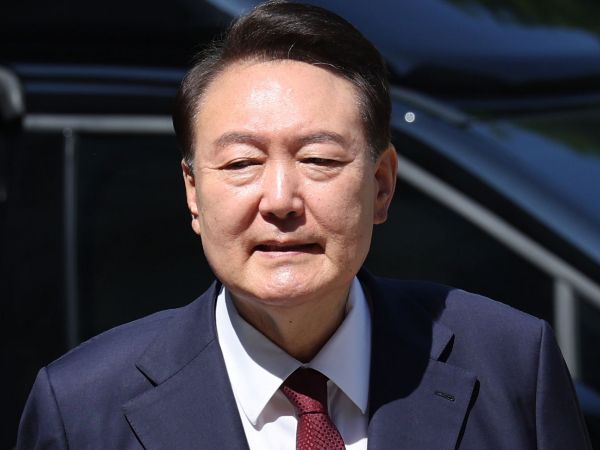 윤 전 대통령 측이 내란 특별검사팀의 기습 체포영장 청구는 부당하다며 정당절차를 따르면 소환에 응할 것이라는 입장을 밝혔다. 사진은 윤석열 전 대통령이 지난 23일 서울 서초구 서울중앙지방법원에서 열린 내란 우두머리 혐의·직권남용 권리행사 방해 혐의 사건 8차 공판에 출석하고 있는 모습. /사진=뉴시스