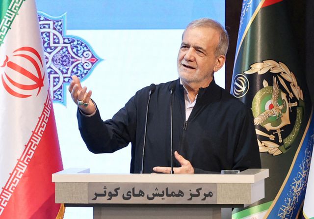 마수드 페제키시안 이란 대통령이 지난 24일(현지시각) 타밈 빈 하마드 알 타니 카타르 국왕과의 전화회담에서 카타르 내 미군기지 공습은 결코 적대 행위가 아니라고 해명했다. 사진은 마수드 페제슈키안 이란 대통령이 지난달 17일 이란 테헤란에서 열린 이란 해군과의 회의에서 연설하고 있는 모습. /사진=로이터