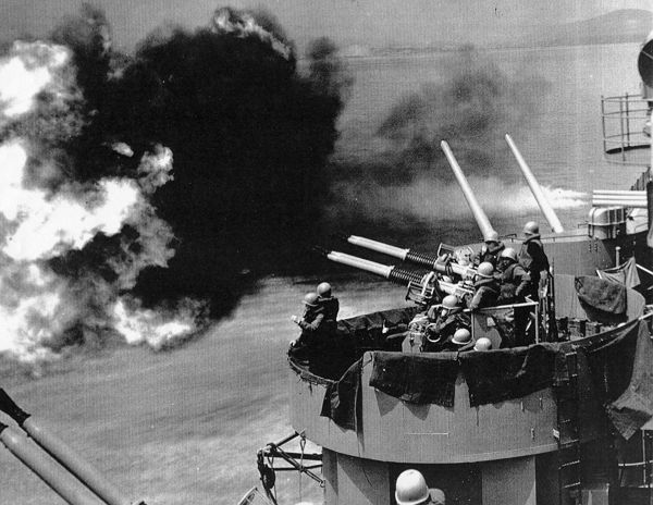 사진은 1951년 7월22일 미 군함이 동해에서 북한진지를 향해 맹렬히 함포 사격하고 있는 모습. /사진=뉴스1(월드피스자유연합 제공)