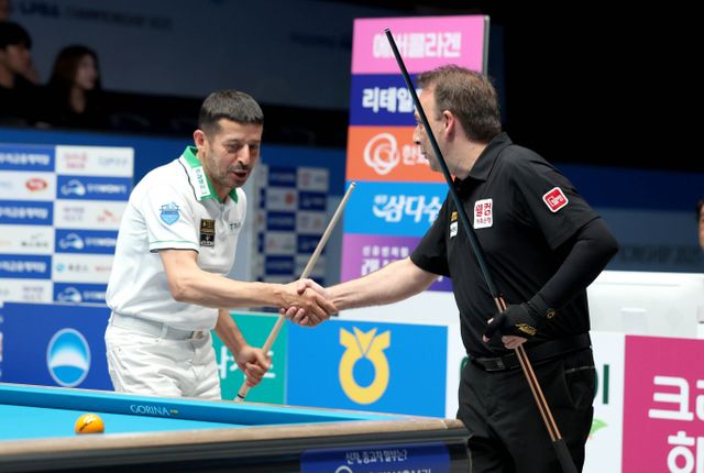 무라트 나지 초클루가 다니엘 산체스를 4-1로 꺾고 두 번째 우승을 차지했다. 경기 고양 킨텍스 PBA스타디움에서 열린 우리금융캐피탈 PBA-LPBA 챔피언십 PBA결승전에 출전한 무라트(왼쪽)와 다니엘 산체스의 모습. /사진=프로당구협회(PBA) 제공