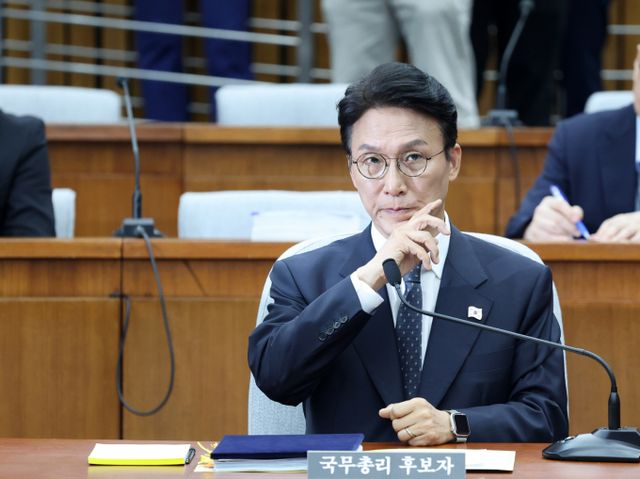 김민석 국무총리 후보자가 24일 서울 여의도 국회에서 진행된 인사청문회에서 자녀 특혜 의혹과 관련한 질의에 "아빠 찬스는 전혀 없다"고 답했다. 김민석 국무총리 후보자가 24일 서울 여의도 국회에서 열린 국무총리 임명동의에 관한 인사청문특별위원회 전체회의에 참석했다. /사진=뉴시스