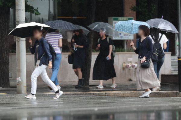 오는 25일은 전국이 흐리고 비가 내리겠다. 사진은 본격적인 장마가 시작된 지난 20일 서울 여의도역 인근에서 시민들이 우산을 쓰고 이동하고 있는 모습. /사진=뉴시스