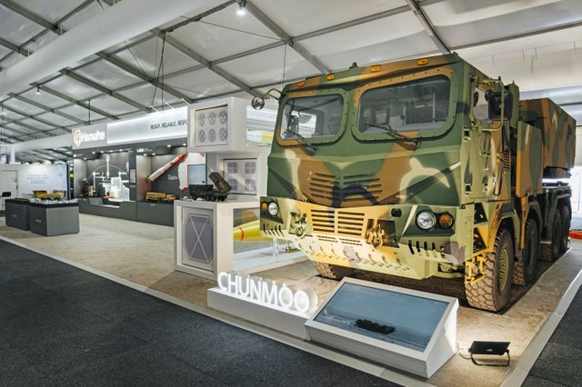 NH투자증권이 한화에어로스페이스 목표주가를 기존 100만원에서 120만원으로 올렸다. 사진은 한화시스템과 한화에어로스페이스가 참가한 아발론 에어쇼 2025./사진=뉴시스