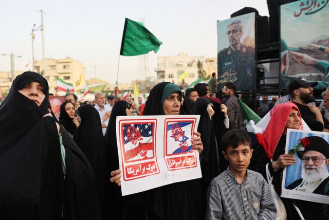 이란과 이스라엘이 지난 24일(현지시각) 서로가 휴전 조건을 지키는 한 휴전 합의를 위반하지 않겠다고 분명히 밝혔다. 사진은 지난 24일 도널드 트럼프 미국 대통령이 이란과 이스라엘간의 휴전을 발표한 가운데 이란 테헤란 사람들이 이란 군대를 지원하기 위한 모임에 참석한 모습. /사진=로이터