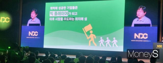  박용현 넥슨게임즈 대표가 24일 오전 성남시 분당구에 위치한 경기 창조경제혁신센터에서 열린 'NDC(넥슨 개발자 콘퍼런스) 25'에서 넥슨의 새로운 전략을 제시했다. /사진=양진원 기자