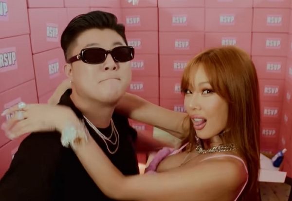 팬 폭행을 방관해 논란이 일었던 가수 제시가 컴백한다. 사진은 프로듀서 겸 래퍼 코알라와(왼쪽) 가수 제시 모습. /사진=제시 'RSVP' 뮤직비디오 캡처