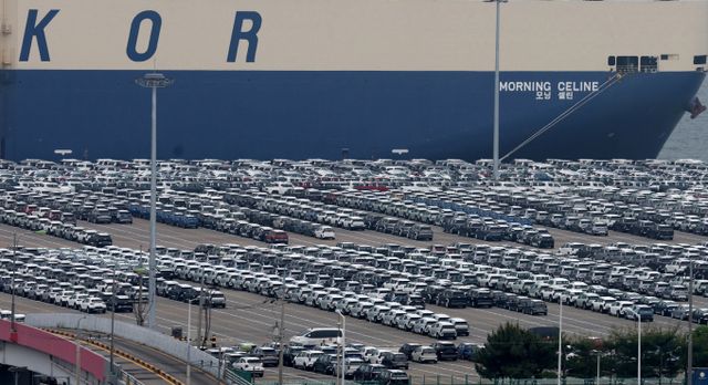 하반기부터 트럼프 대통령의 수입자동차 관세 리스크가 본격화될 것이란 전망이 나왔다. 사진은 경기 평택항 자동차 전용부두 전경. /사진=뉴시스