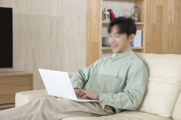 챗GPT와 사랑에 빠진 남성이 이혼을 고민 중이라는 사연이 전해졌다. 사진은 기사 내용과 직접적인 관련이 없음. /사진=클립아트코리아