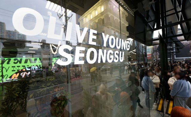 지난해 11월 서울 성동구 CJ올리브영 혁신매장인 '올리브영N 성수'가 오픈을 하루 앞둔 모습./사진=뉴시스